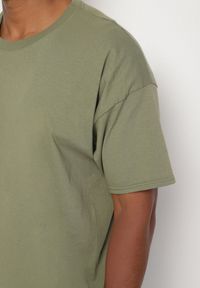 Born2be - Ciemnozielona Koszulka T-shirt z Bawełny Fodarella. Okazja: na co dzień. Kolor: brązowy. Materiał: bawełna. Wzór: aplikacja. Styl: klasyczny, casual, elegancki #3