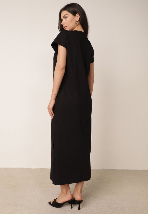 Born2be - Czarna Bawełniana Sukienka Pudełkowa o Fasonie Oversize z Kieszeniami Thaelusa. Okazja: na co dzień. Kolor: czarny. Materiał: bawełna. Typ sukienki: oversize. Styl: casual