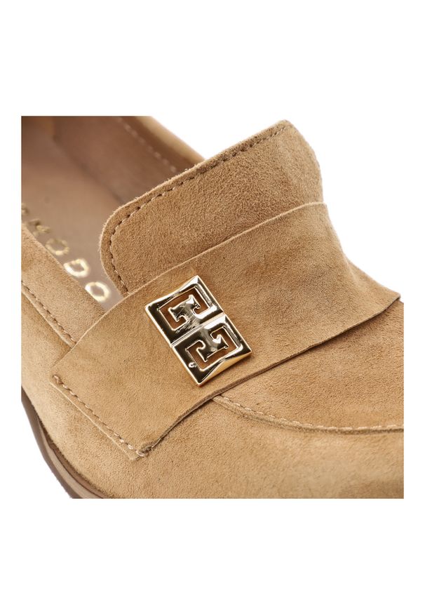 Półbuty damskie Armodo, cholewka ze skóry naturalnej zamszowej wsuwany fason z ozdobnym paskiem i metalowym elementem, brązowe, 20207. Zapięcie: pasek. Kolor: brązowy. Materiał: skóra, zamsz. Szerokość cholewki: normalna