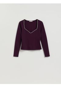 Reserved - Bluzka z błyszczącą aplikacją - ciemnofioletowy. Kolor: fioletowy. Materiał: dzianina, wiskoza. Wzór: aplikacja #1