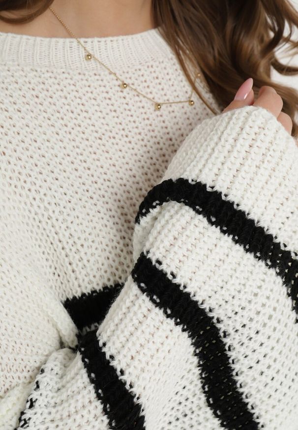 Born2be - Biały Dzianinowy Sweter z Długimi Szerokimi Rękawami w Pasy Samsoni. Kolor: biały. Materiał: dzianina. Długość: długie