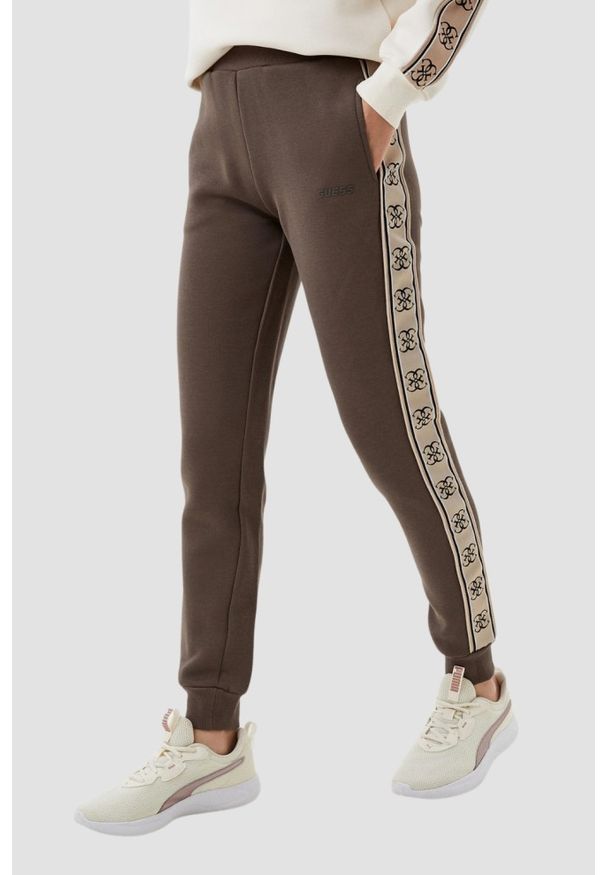 Guess - GUESS Brązowe damskie spodnie dresowe Britney Jogger, Rozmiar XS. Kolor: brązowy. Materiał: dresówka. Długość: długie