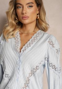 Renee - Jasnoniebieska Koszula z Wiskozy z Rękawami 7/8 Ozdobiona Koronką i Falbankami przy Mankietach Waerata. Typ kołnierza: kołnierz z falbankami. Kolor: niebieski. Materiał: wiskoza, koronka. Wzór: aplikacja, koronka #3
