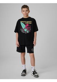 4f - 4F T-shirt loose z nadrukiem chłopięcy - czarny 122/128 (6-8 lat). Okazja: na co dzień. Kolor: czarny. Materiał: dzianina, skóra, bawełna. Wzór: nadruk. Sezon: lato. Styl: casual #2