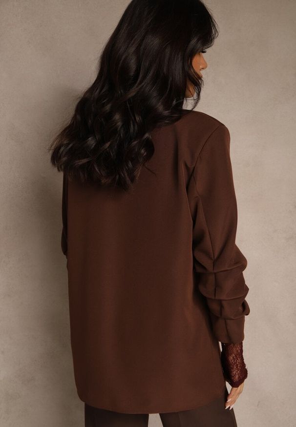 Renee - Jasnobrązowa Pudełkowa Marynarka Bez Zapięć z Wiskozą z Marszczonymi Rękawami Fenidia. Okazja: na spotkanie biznesowe. Kolor: brązowy. Materiał: wiskoza. Styl: biznesowy