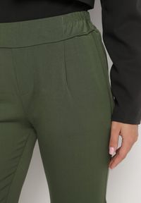 Born2be - Zielone Spodnie 3/4 z Gumką w Talii i Kieszeniami Saivie. Kolor: zielony. Styl: elegancki #7