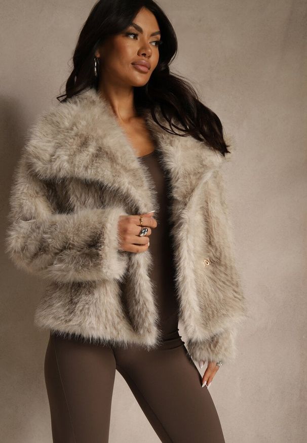 Renee - Beżowa Kurtka Futerko Ozdobione Cieniowanym Motywem Monideva. Kolor: beżowy. Materiał: futro. Wzór: aplikacja. Sezon: wiosna. Styl: elegancki