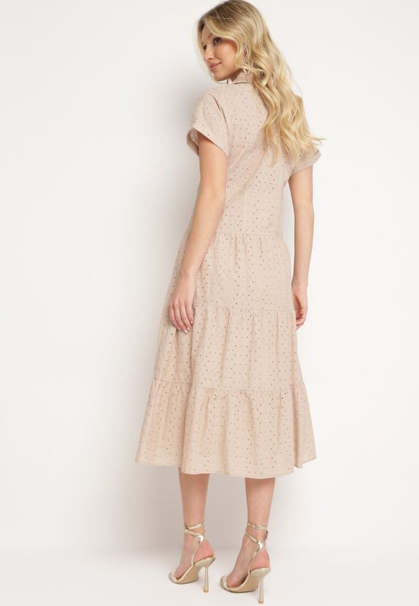 Born2be - Beżowa Bawełniana Sukienka o Ażurowym Wykończeniu z Krótkim Rękawem Zapinana na Guziki Kataria. Okazja: na co dzień. Typ kołnierza: dekolt w serek. Kolor: beżowy. Materiał: bawełna. Długość rękawa: krótki rękaw. Wzór: ażurowy. Typ sukienki: proste. Styl: klasyczny, casual