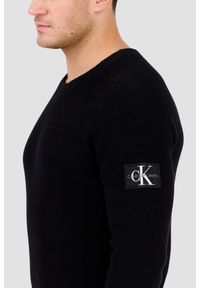 Calvin Klein - CALVIN KLEIN Czarny męski sweter z naszywką. Kolor: czarny. Materiał: bawełna. Długość rękawa: długi rękaw. Długość: długie. Wzór: aplikacja. Styl: klasyczny #3