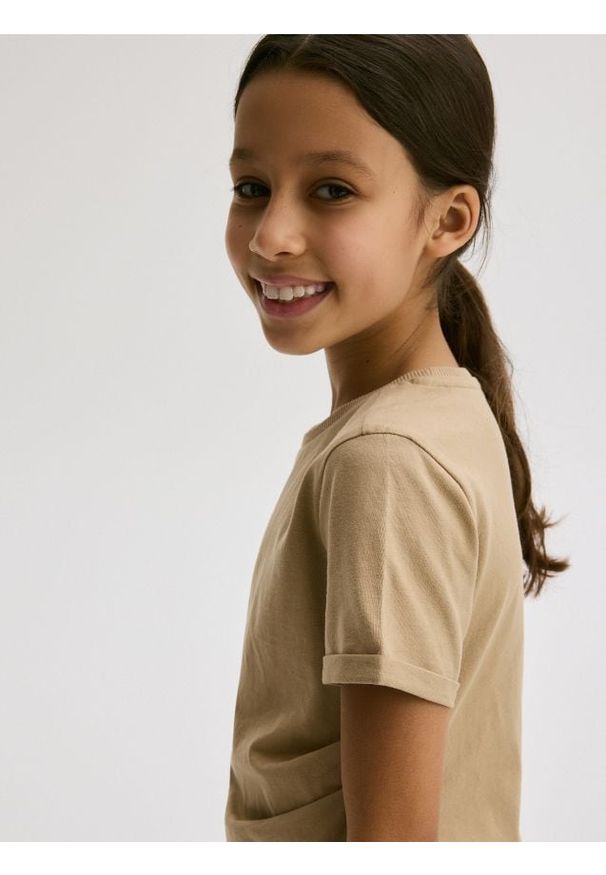Reserved - T-shirt z asymetrycznym dołem - brązowy. Kolor: brązowy. Materiał: bawełna