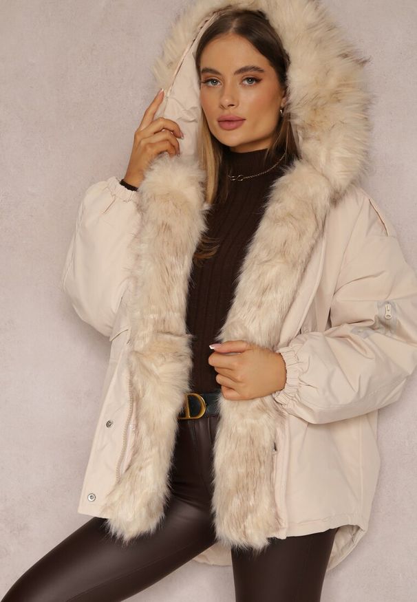 Renee - Beżowa Kurtka Parka Oversize z Futerkiem Horelle. Kolor: beżowy. Materiał: futro. Długość rękawa: długi rękaw. Długość: długie. Wzór: aplikacja, gładki, jednolity. Sezon: zima, jesień. Styl: klasyczny