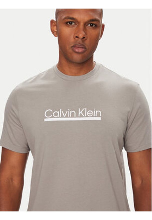 Calvin Klein T-Shirt Outline Tape Graphic LV04RC852G Szary Regular Fit. Kolor: szary. Materiał: bawełna