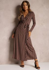 Renee - Ciemnobrązowa Sukienka Kopertowa Veaehuas. Okazja: na co dzień. Kolor: brązowy. Materiał: dzianina, materiał. Wzór: geometria. Typ sukienki: kopertowe. Styl: casual, retro. Długość: maxi