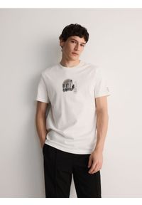 Reserved - T-shirt regular fit z nadrukiem - złamana biel. Materiał: bawełna, dzianina. Wzór: nadruk