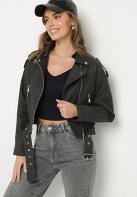 Born2be - Czarna Kurtka Ramoneska z Ozdobnym Paskiem Sesanoria. Okazja: na co dzień. Kolor: czarny. Materiał: jeans. Długość rękawa: długi rękaw. Długość: krótkie. Styl: casual, rockowy, elegancki #1