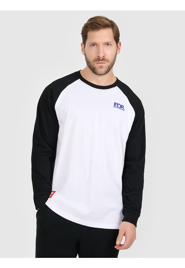 4f - 4F Longsleeve oversize męski - biały S. Okazja: na co dzień. Kolor: biały. Materiał: materiał. Długość rękawa: długi rękaw. Wzór: nadruk, aplikacja. Styl: casual