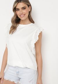 Born2be - Biały Bawełniany Top z Falbanką przy Rękawach Tiavanna. Typ kołnierza: kołnierz z falbankami. Kolekcja: plus size. Kolor: biały. Materiał: bawełna. Styl: elegancki #3