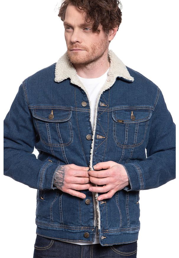 Lee - KURTKA JEANSOWA LEE SHERPA JACKET DARK SIDNEY L87ASGQK. Kolor: niebieski. Materiał: jeans. Wzór: nadruk, jednolity, kolorowy. Sezon: zima. Styl: klasyczny, vintage, sportowy, elegancki