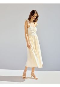 Reserved - Sukienka midi z wiązaniem - jasnożółty. Kolor: żółty. Materiał: dzianina. Długość: midi #1