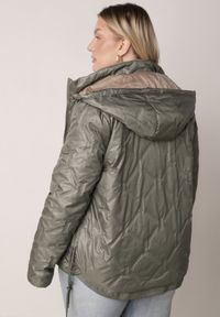 Born2be - Zielona Pikowana Kurtka z Odpinanym Kapturem i Dłuższym Tyłem Harmenope. Okazja: na co dzień. Kolekcja: plus size. Kolor: zielony. Materiał: poliester, jeans. Długość: długie. Styl: casual #5