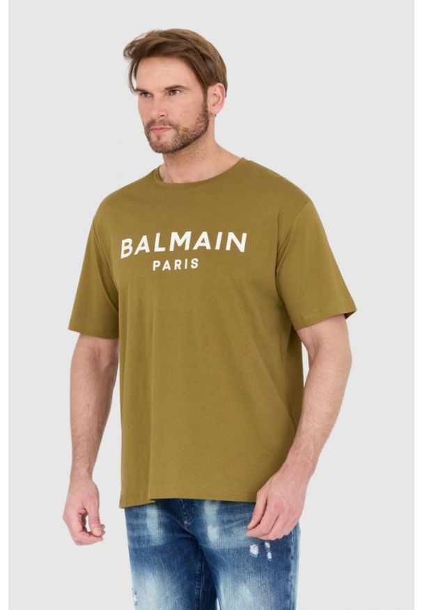 Balmain - BALMAIN Zielony t-shirt męski z drukowanym białym logo. Kolor: zielony
