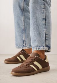 Renee - Brązowo-Żółte Casualowe Sneakersy na Płaskiej Podeszwie z Paskami Jereria. Okazja: na co dzień. Zapięcie: pasek. Kolor: brązowy. Materiał: jeans. Obcas: na płaskiej podeszwie #2