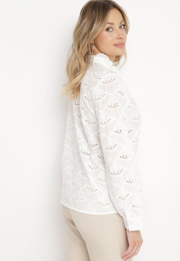 Born2be - Biała Bawełniana Koszula z Ażurowym Haftem Millow. Okazja: na co dzień. Typ kołnierza: kołnierzyk stójkowy. Kolor: biały. Materiał: bawełna. Długość rękawa: długi rękaw. Długość: długie. Wzór: haft, ażurowy. Styl: klasyczny, casual