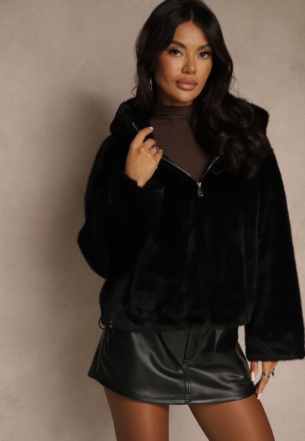 Renee - Czarna Kurtka Futerko Typu Teddy z Nieodpinanym Kapturem Lanikka. Kolor: czarny. Materiał: futro. Styl: street, elegancki
