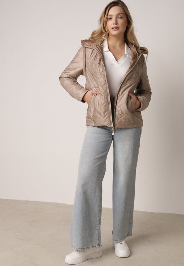 Born2be - Brązowa Przejściowa Kurtka Pikowana z Kapturem i Kieszeniami Sazia. Okazja: na co dzień. Typ kołnierza: kaptur. Kolor: brązowy. Materiał: poliester, jeans. Styl: casual, sportowy