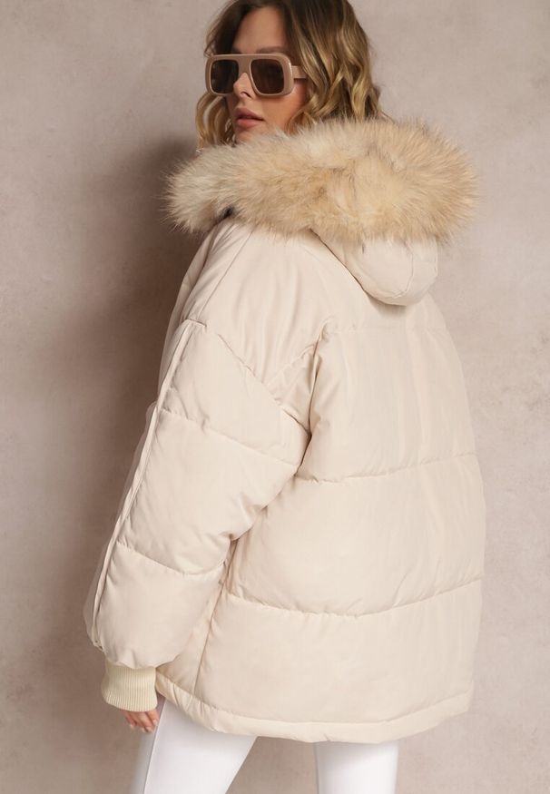 Renee - Beżowa Kurtka Oversize z Futrzanym Kapturem Haduni. Kolor: beżowy. Materiał: futro. Długość rękawa: długi rękaw. Długość: długie. Wzór: aplikacja. Sezon: zima
