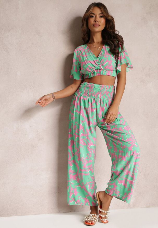 Renee - Jasnozielony 2-częściowy Komplet z Szerokimi Spodniami i Krótką Bluzką z Wiskozy Steliisa. Kolor: zielony. Materiał: wiskoza. Wzór: aplikacja, kwiaty