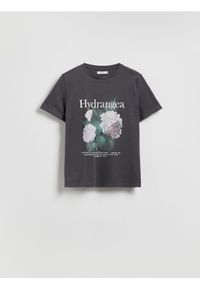 Reserved - T-shirt z nadrukiem - ciemnoszary. Kolor: szary. Materiał: dzianina, bawełna. Wzór: nadruk #1