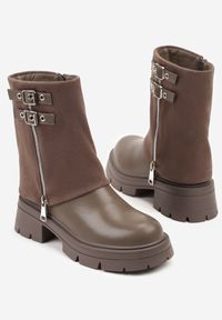 Born2be - Brązowo-Szare Botki ze Skóry Naturalnej w Stylu Biker z Wywiniętą Cholewką Suwakiem i Dwiema Klamrami Adarrive. Zapięcie: klamry. Kolor: brązowy. Materiał: skóra. Szerokość cholewki: normalna. Styl: klasyczny #5