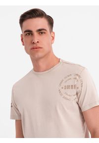 Ombre Clothing - Męska bawełniana koszulka z nadrukiem w militarnym stylu – beżowa V1 - Rozmiar: L. Okazja: na co dzień. Kolor: beżowy. Materiał: bawełna. Wzór: moro, nadruk. Styl: militarny