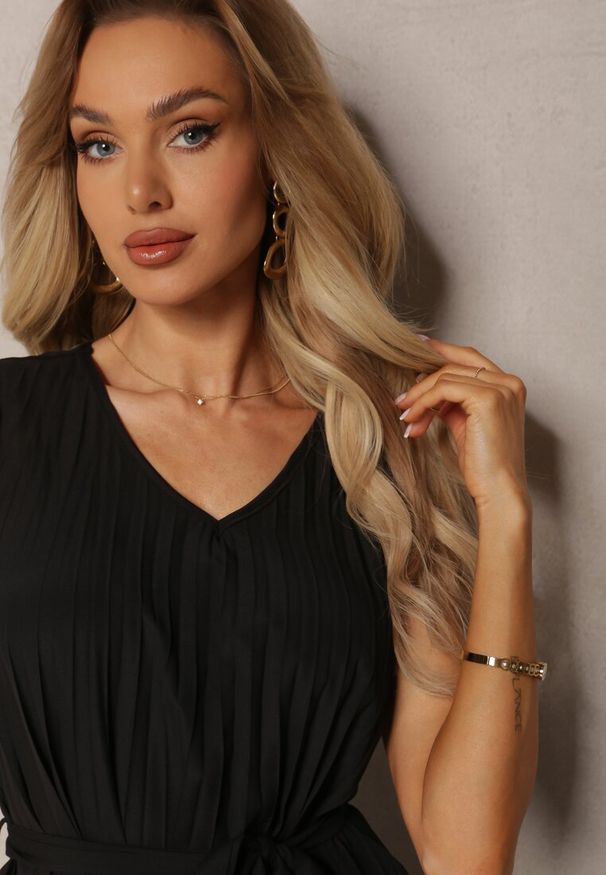 Renee - Czarna Plisowana Sukienka Midi z Plisami na Dole i Paskiem w Talii Wrensilva. Kolor: czarny. Materiał: materiał. Styl: elegancki. Długość: midi