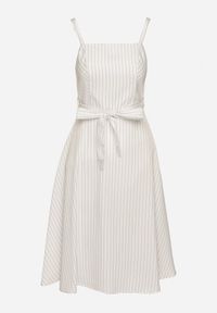 Born2be - Biała Sukienka z Wiskozą ze Wzorem Pasków Dolereia. Okazja: na co dzień. Kolor: biały. Materiał: wiskoza. Długość rękawa: na ramiączkach. Styl: casual, klasyczny. Długość: midi #7