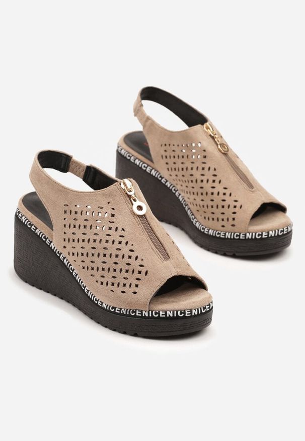 Born2be - Ciemnobeżowe Ażurowe Sandały na Koturnie z Suwakiem Adivine. Okazja: na co dzień. Nosek buta: otwarty. Zapięcie: zamek. Kolor: beżowy. Materiał: jeans, koronka. Wzór: ażurowy. Obcas: na koturnie. Styl: elegancki, casual, wizytowy