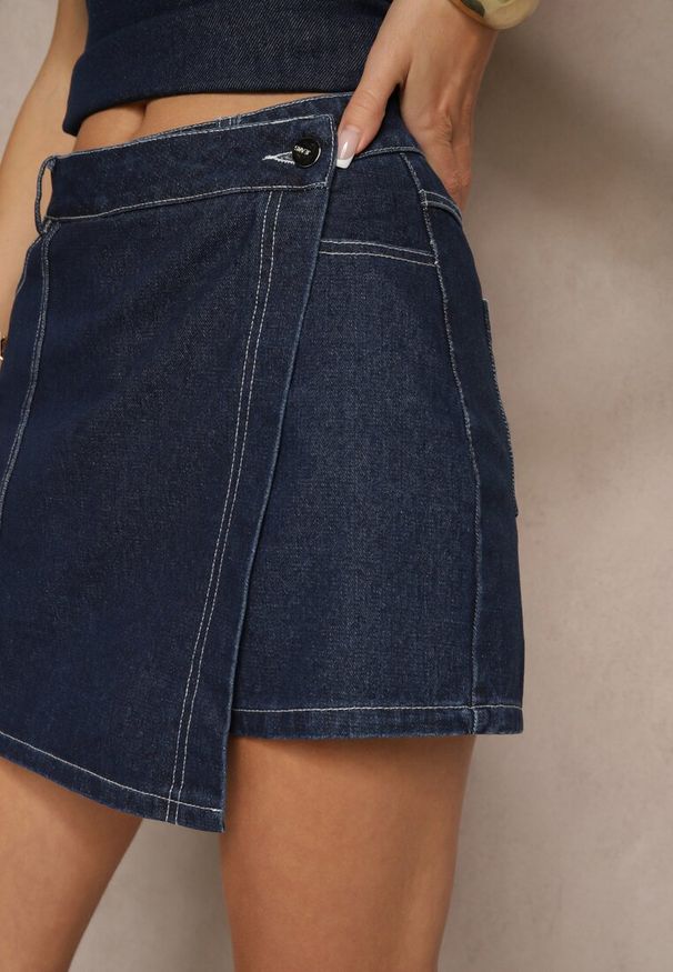 Renee - Granatowe Asymetryczne Spódnico-Szorty Jeansowe Zdobione Przeszyciami Lisanithra. Okazja: na co dzień, na randkę. Kolor: niebieski. Materiał: jeans. Wzór: aplikacja. Styl: elegancki, casual