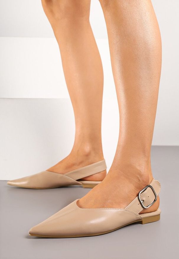 Renee - Beżowe Sandały Vices Slingback z Paskiem ze Sprzączką Nirarine. Okazja: na spacer. Nosek buta: szpiczasty. Zapięcie: pasek. Kolor: beżowy. Wzór: koronka. Materiał: koronka. Obcas: na obcasie. Styl: elegancki. Wysokość obcasa: średni