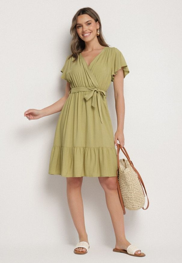 Born2be - Zielona Wiskozowa Sukienka z Kopertowym Dekoltem i Paskiem Aurenelle. Okazja: na co dzień. Typ kołnierza: dekolt kopertowy. Kolor: zielony. Materiał: wiskoza. Długość rękawa: krótki rękaw. Sezon: wiosna, lato. Typ sukienki: kopertowe. Styl: casual