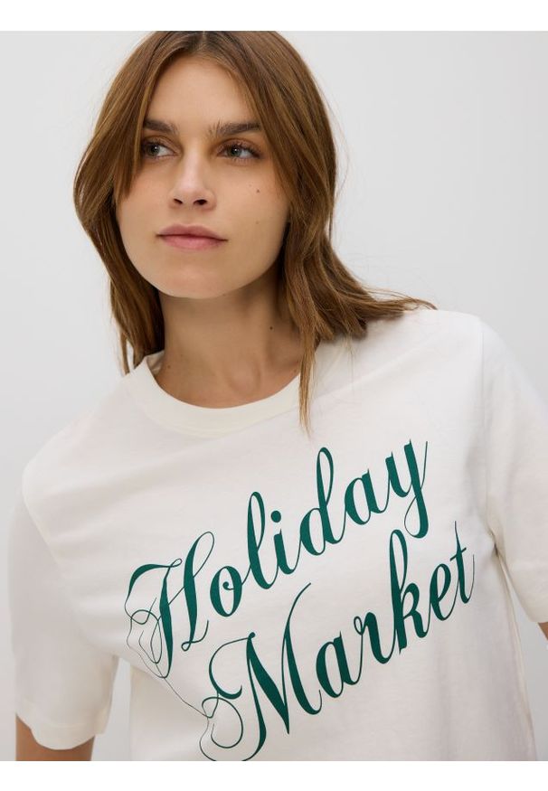 Reserved - T-shirt ze świątecznym motywem - złamana biel. Materiał: bawełna, dzianina. Styl: wizytowy