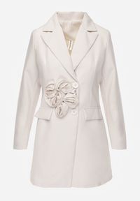 Renee - Beżowa Marynarka Sukienka z Aplikacjami 3D w Kształcie Kwiatów i Zapięciem na Guziki Lorira. Okazja: na co dzień, na spotkanie biznesowe, do pracy. Kolor: beżowy. Materiał: jeans. Wzór: aplikacja, kwiaty. Styl: casual, biznesowy, elegancki, klasyczny #8