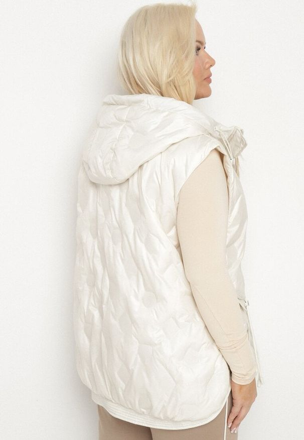 Born2be - Jasnobeżowa Kamizelka Pikowana z Ozdobnymi Kieszonkami z Kapturem Embia. Okazja: na spacer, na co dzień. Typ kołnierza: kaptur. Kolekcja: plus size. Kolor: beżowy. Materiał: jeans. Sezon: jesień. Styl: elegancki, casual