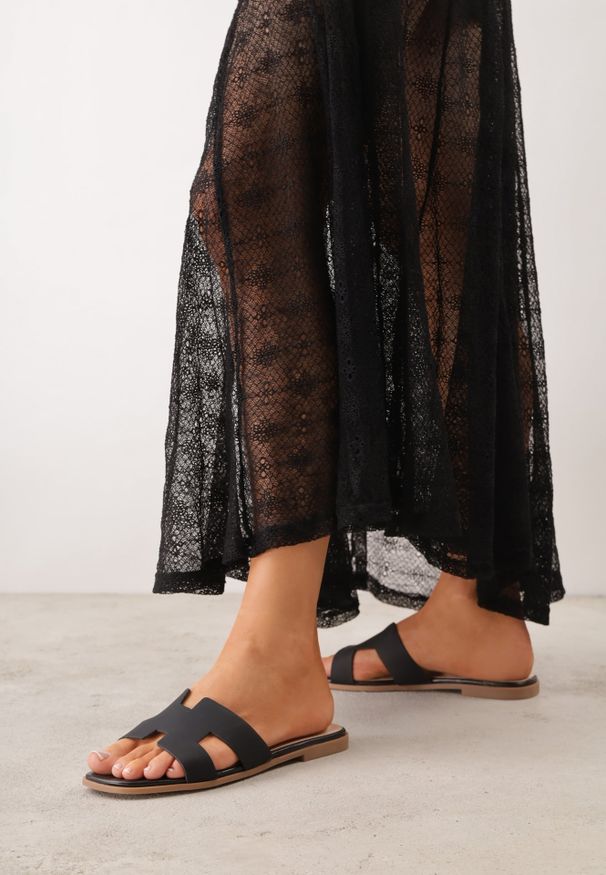 Renee - Czarne Klapki VICES Basic z Ozdobnymi Wycięciami i Ściętym Noskiem Selestte. Okazja: na co dzień. Kolor: czarny. Materiał: jeans. Sezon: lato. Styl: casual