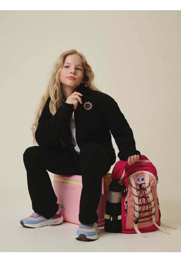 4f - 4F Polar oversize bez kaptura dziewczęcy - czarny 146/152 (10-12 lat). Typ kołnierza: bez kaptura. Kolor: czarny. Materiał: polar. Sezon: lato. Sport: turystyka piesza