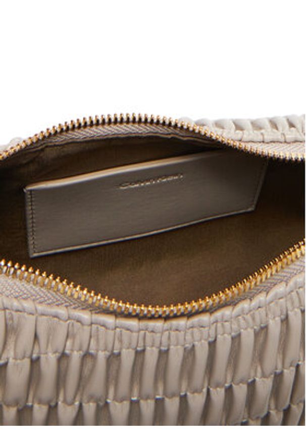 Calvin Klein Torebka Ruched Drop Shoulder Bag LV04K3088G Beżowy. Kolor: beżowy. Materiał: skórzane