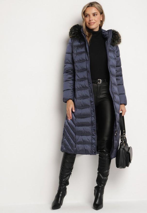 Born2be - Granatowa Pikowana Kurtka Zimowa o Długim Kroju z Odpinanym Kapturem z Futrem Mintoria. Okazja: na co dzień. Kolor: niebieski. Materiał: futro. Długość: długie. Sezon: zima. Styl: casual, elegancki
