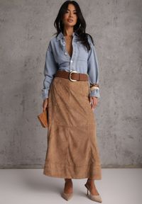 Renee - Beżowa Gładka Spódnica z Imitacji Zamszu o Rozkloszowanym Kroju Nettia. Kolor: beżowy. Materiał: zamsz. Wzór: gładki #1