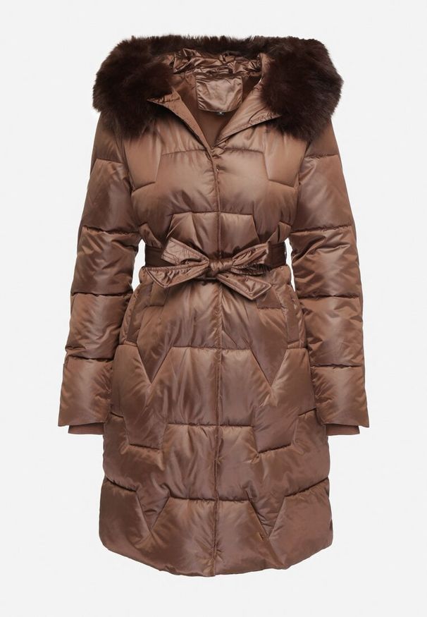 Born2be - Brązowa Pikowana Kurtka o Długim Kroju Ozdobiona Paskiem i Odpinanym Futerkiem Milirra. Okazja: na spacer. Kolor: brązowy. Materiał: futro. Długość: długie. Wzór: aplikacja. Styl: wizytowy, elegancki