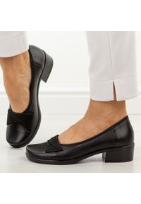 Czarne Polskie półbuty damskie Gregors 823. Okazja: na co dzień. Kolor: czarny. Materiał: skóra. Szerokość cholewki: normalna. Sezon: wiosna, jesień, lato. Styl: casual, elegancki, klasyczny #1
